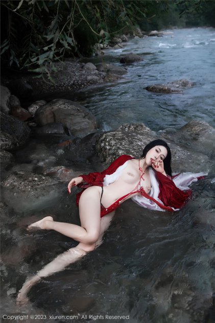 街拍气质甜美女生高清手机壁纸海报